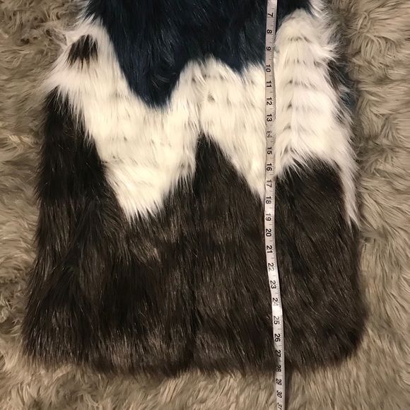 Guess faux fur vest - Picture 9 of 10